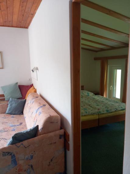 lůžkový s výhledem do zahrady 